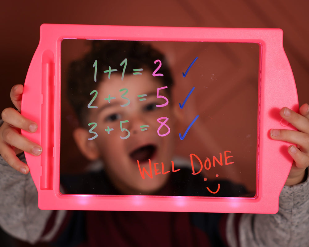Marvin's Magic - Amazing Glow Art Light Up Kids Drawing Tablet - Comprend un tableau de dessin à effet néon avec un support intégré et 4 stylos magiques fluorescents - Rose Marvin's Magic - Amazing Glow Art Light Up Kids Drawing Tablet - Comprend un tableau de dessin à effet néon avec un support intégré et 4 stylos magiques fluorescents - Rose